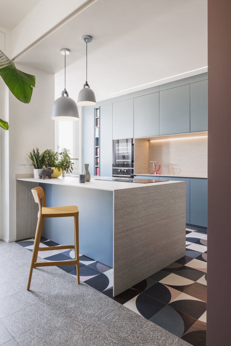 Vivere a Milano. Spazi fluidi, ambienti aperti e pavimenti originali: benvenuti nella casa di via Gluck