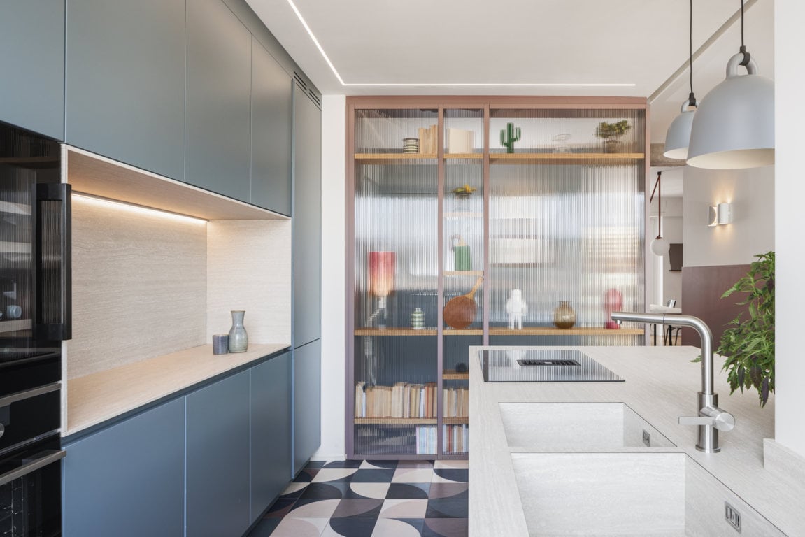 Vivere a Milano. Spazi fluidi, ambienti aperti e pavimenti originali: benvenuti nella casa di via Gluck