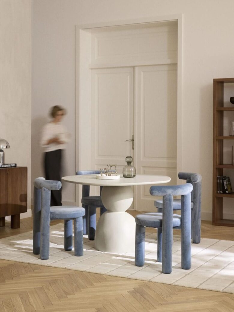 Tavolo rotondo con design organico, modello Sahra