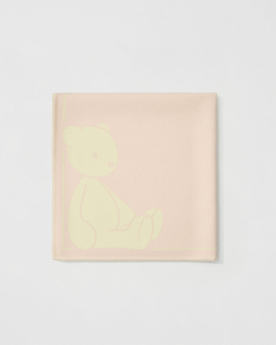 La casa in inverno. Coperte e plaid per scaldare il divano e l&rsquo;atmosfera