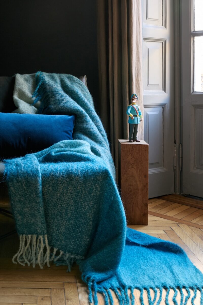 La casa in inverno. Coperte e plaid per scaldare il divano e l&rsquo;atmosfera