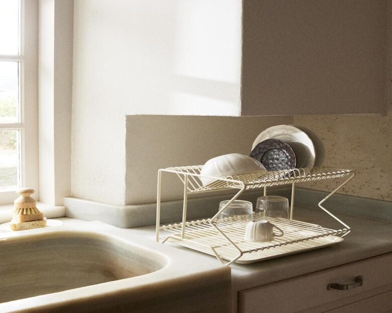 Scolapiatti in metallo con vassoio