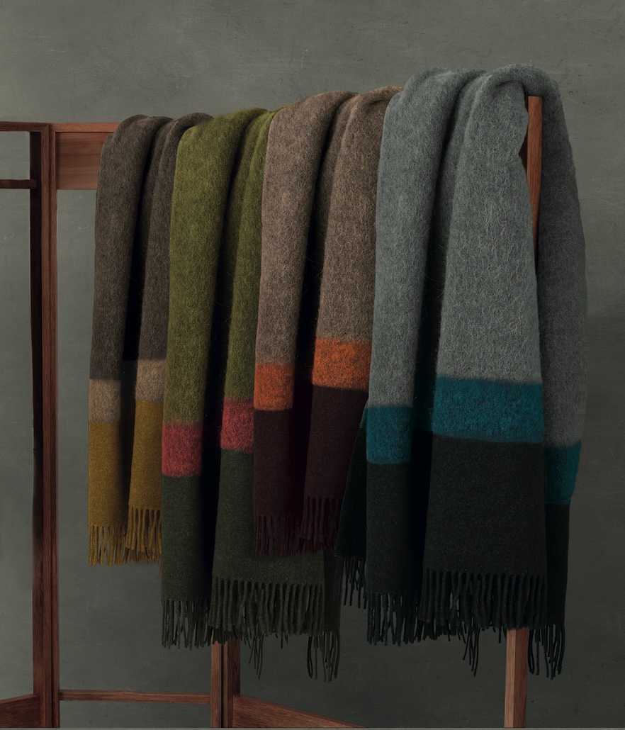 La casa in inverno. Coperte e plaid per scaldare il divano e l&rsquo;atmosfera