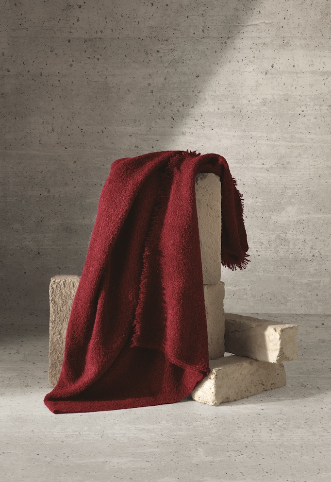 La casa in inverno. Coperte e plaid per scaldare il divano e l&rsquo;atmosfera