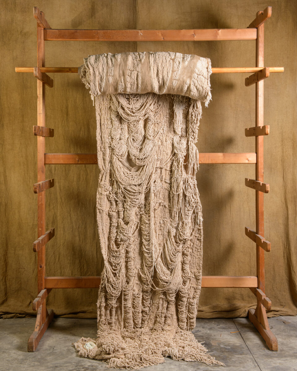 La casa in inverno. Coperte e plaid per scaldare il divano e l&rsquo;atmosfera