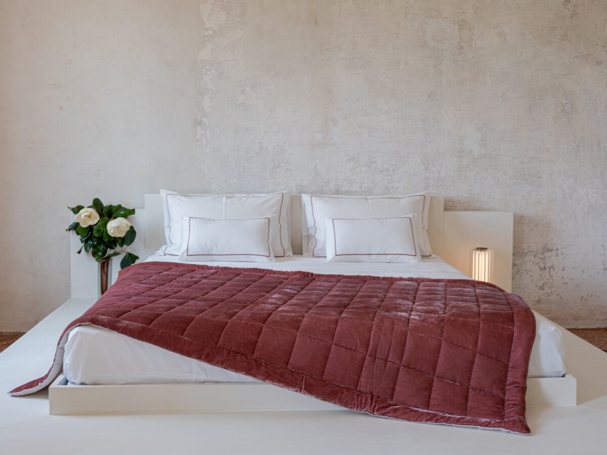 La casa in inverno. Coperte e plaid per scaldare il divano e l&rsquo;atmosfera