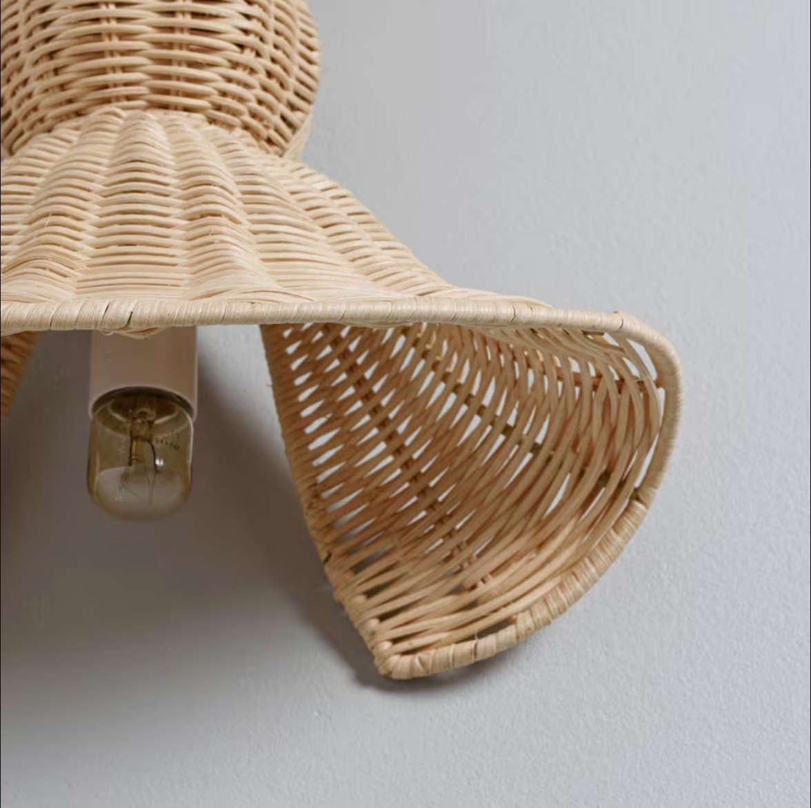 Applique in rattan: Maisons du Monde trasforma il corridoio