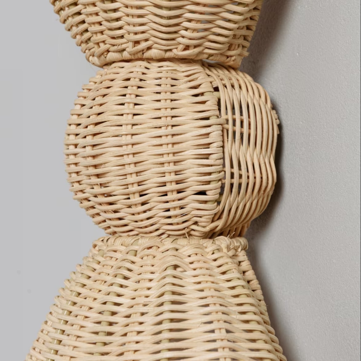 Applique in rattan: Maisons du Monde trasforma il corridoio