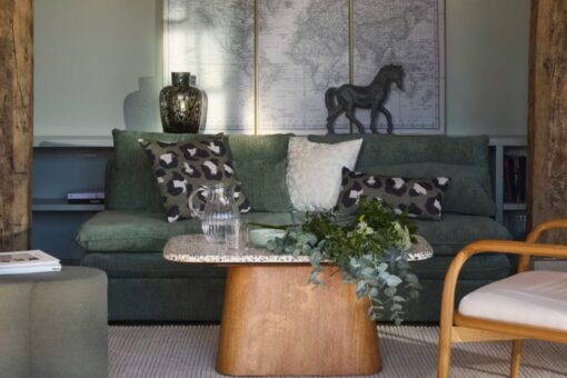 Il divano che di giorno arreda, di notte sorprende: con Maisons du Monde vai sul sicuro