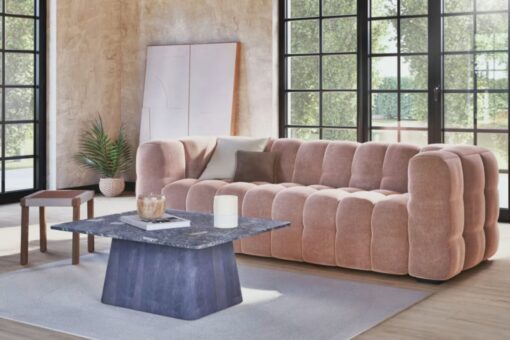 Maisons du Monde interpreta il velluto con un divano sorprendente