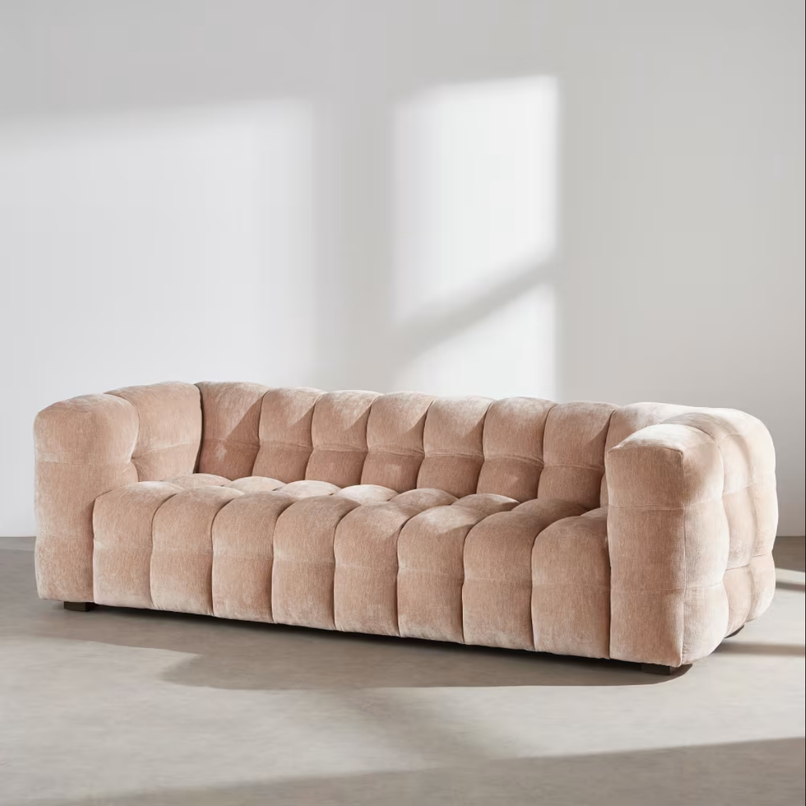 Divano in velluto: Maisons du Monde ridefinisce lo stile contemporaneo