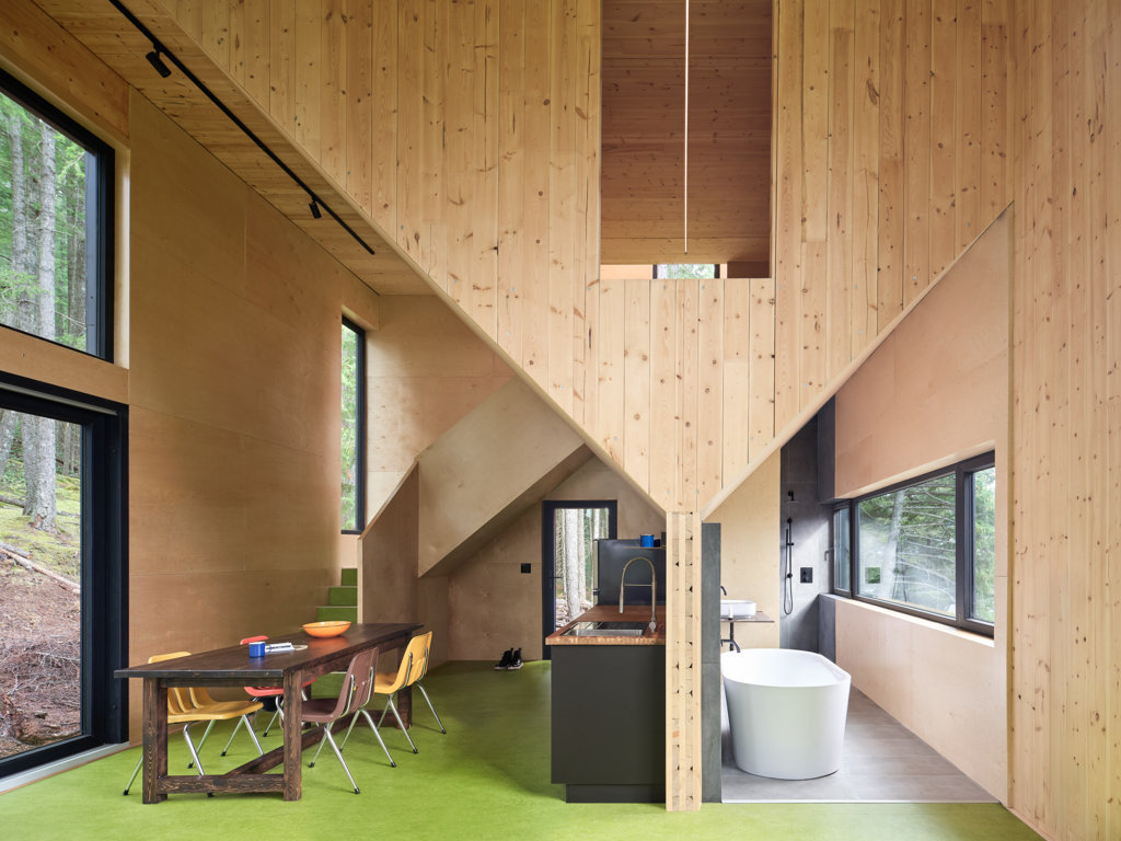 Una casa-nido immersa nei boschi canadesi &egrave; un gioiello architettonico oltre che un ottimo esempio di edilizia prefabbricata