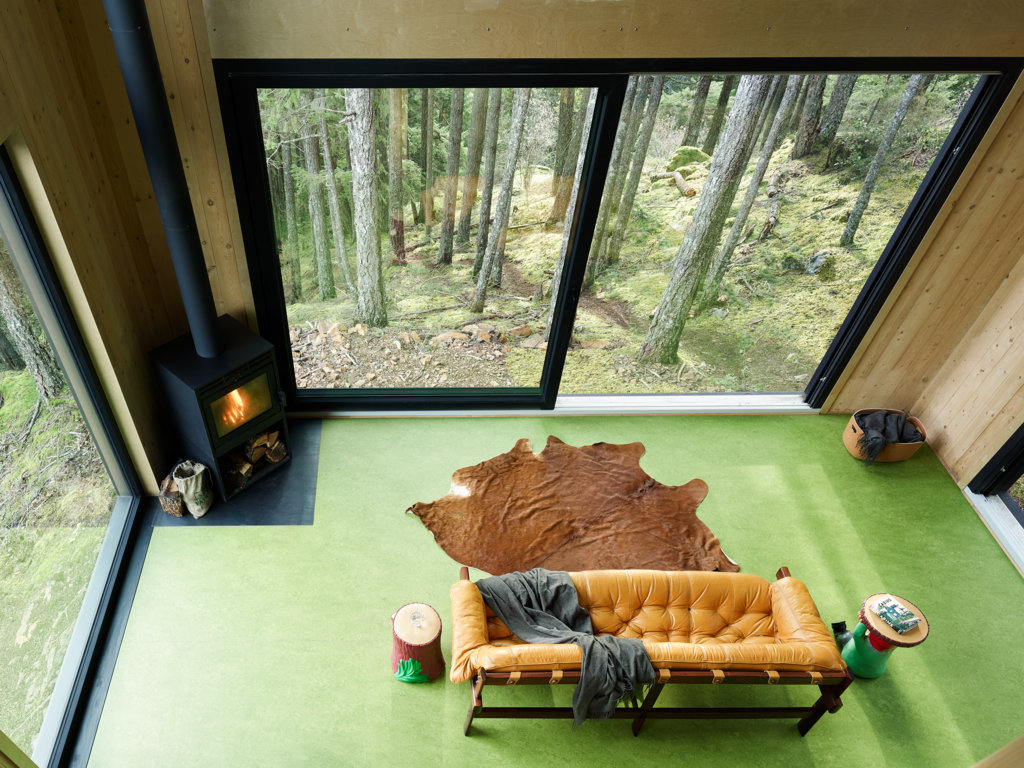 Una casa-nido immersa nei boschi canadesi &egrave; un gioiello architettonico oltre che un ottimo esempio di edilizia prefabbricata