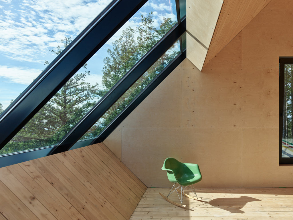 Una casa-nido immersa nei boschi canadesi &egrave; un gioiello architettonico oltre che un ottimo esempio di edilizia prefabbricata