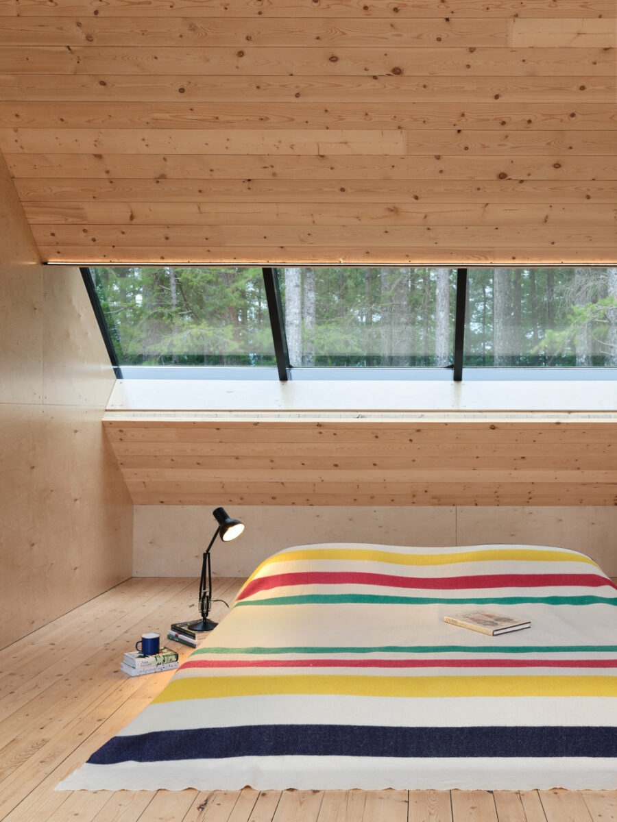 Una casa-nido immersa nei boschi canadesi &egrave; un gioiello architettonico oltre che un ottimo esempio di edilizia prefabbricata