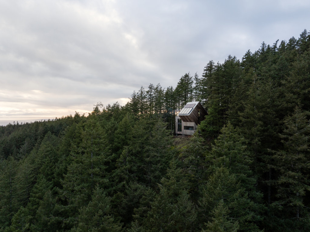Una casa-nido immersa nei boschi canadesi &egrave; un gioiello architettonico oltre che un ottimo esempio di edilizia prefabbricata