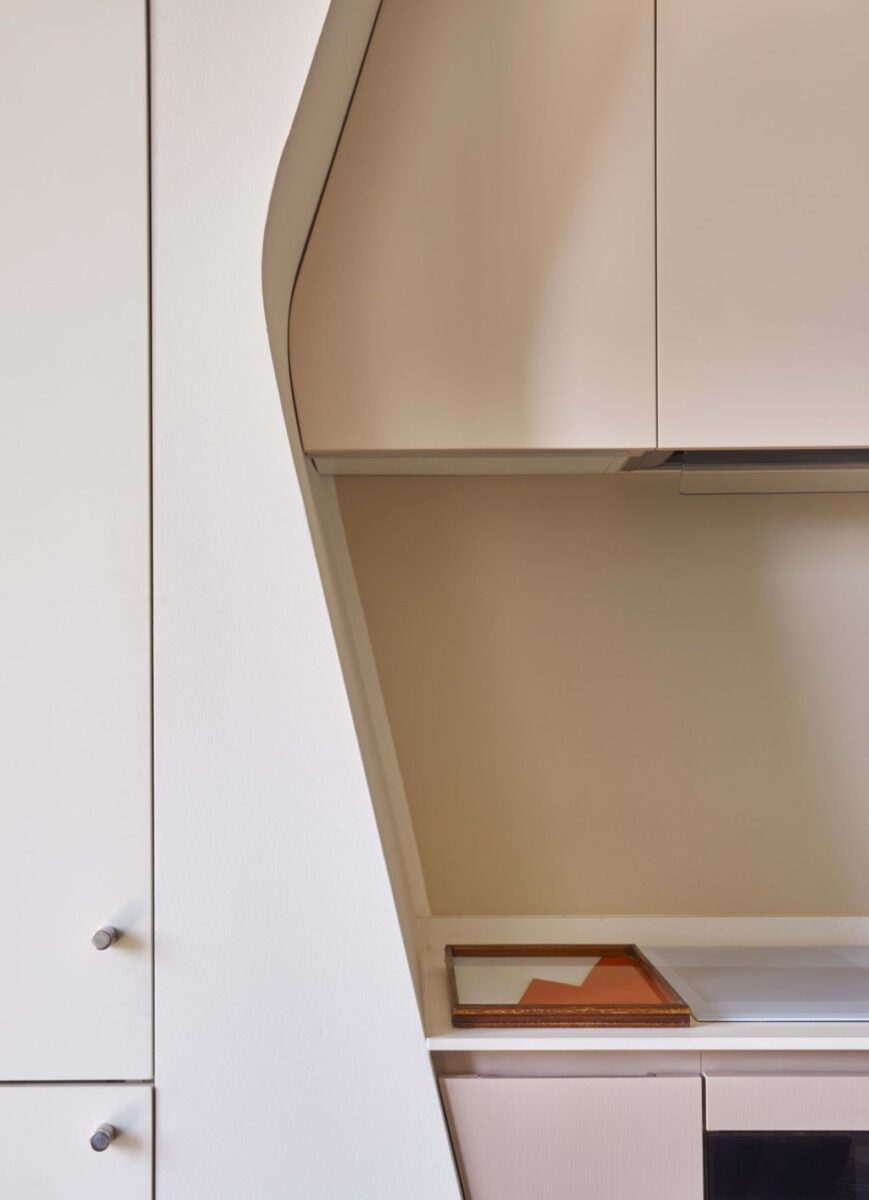 Un omaggio all&rsquo;estetica Space Age &egrave; il fil rouge per la ristrutturazione di un appartamento affacciato sul Naviglio di Milano