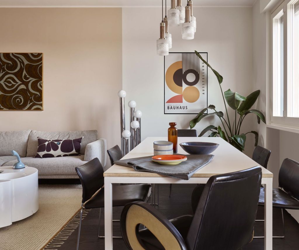 Un omaggio all&rsquo;estetica Space Age &egrave; il fil rouge per la ristrutturazione di un appartamento affacciato sul Naviglio di Milano