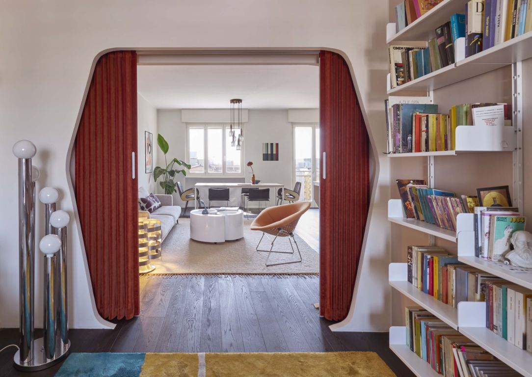 Un omaggio all&rsquo;estetica Space Age &egrave; il fil rouge per la ristrutturazione di un appartamento affacciato sul Naviglio di Milano