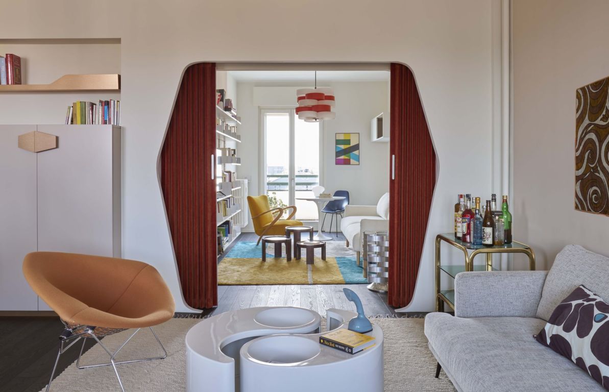 Un omaggio all&rsquo;estetica Space Age &egrave; il fil rouge per la ristrutturazione di un appartamento affacciato sul Naviglio di Milano
