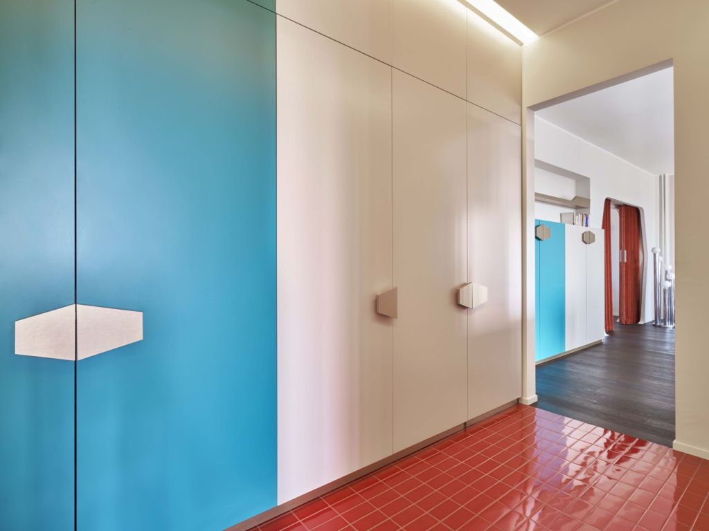 Un omaggio all&rsquo;estetica Space Age &egrave; il fil rouge per la ristrutturazione di un appartamento affacciato sul Naviglio di Milano