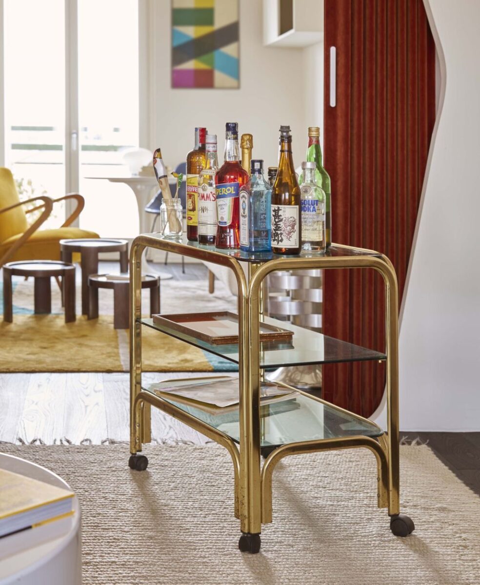 Un omaggio all&rsquo;estetica Space Age &egrave; il fil rouge per la ristrutturazione di un appartamento affacciato sul Naviglio di Milano