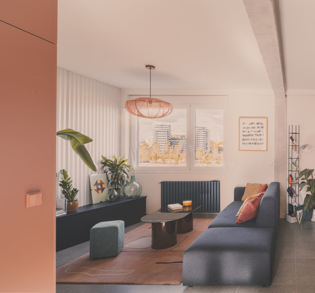 Colore, texture e tanta luce naturale. Questi gli assi nella manica del restyling di un appartamento a Madrid