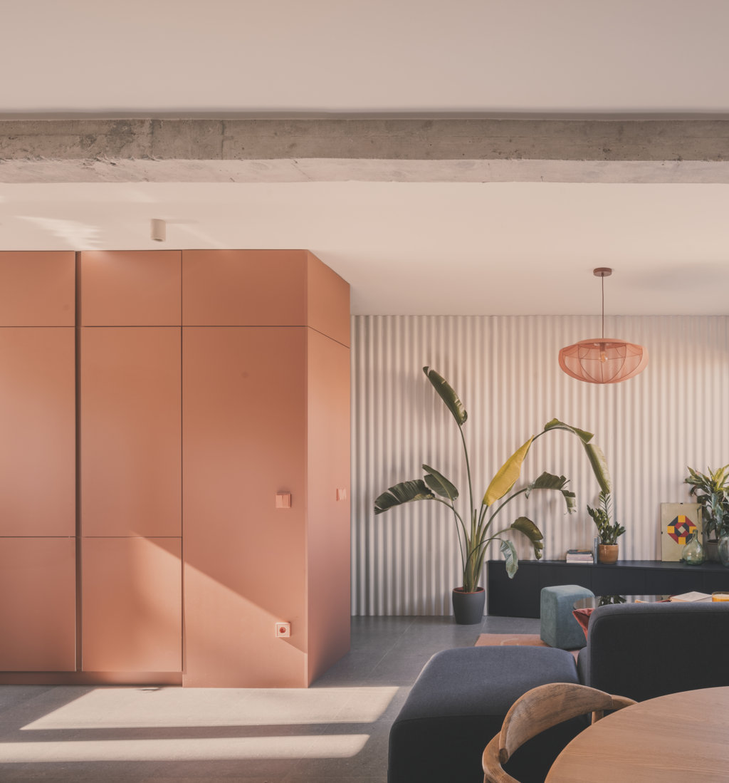 Colore, texture e tanta luce naturale. Questi gli assi nella manica del restyling di un appartamento a Madrid