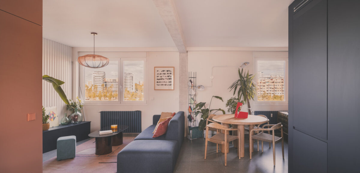 Colore, texture e tanta luce naturale. Questi gli assi nella manica del restyling di un appartamento a Madrid
