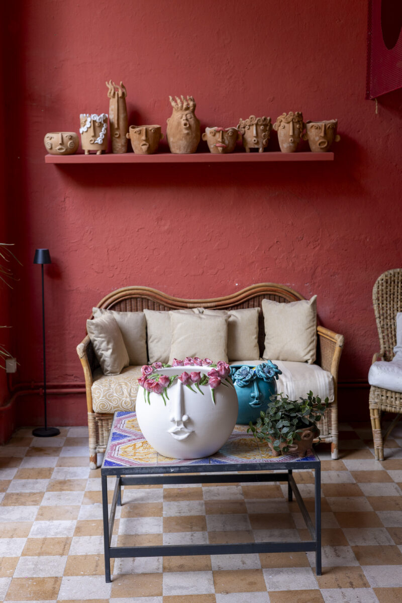 Tradizione e immaginazione nell&rsquo;arte ceramica: le Teste di Moro e i personaggi fantastici di Patrizia Italiano.