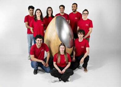 Video – L’uovo di legno è l’installazione simbolo del SaloneSatellite 2026, realizzata dagli studenti di Artwood Academy