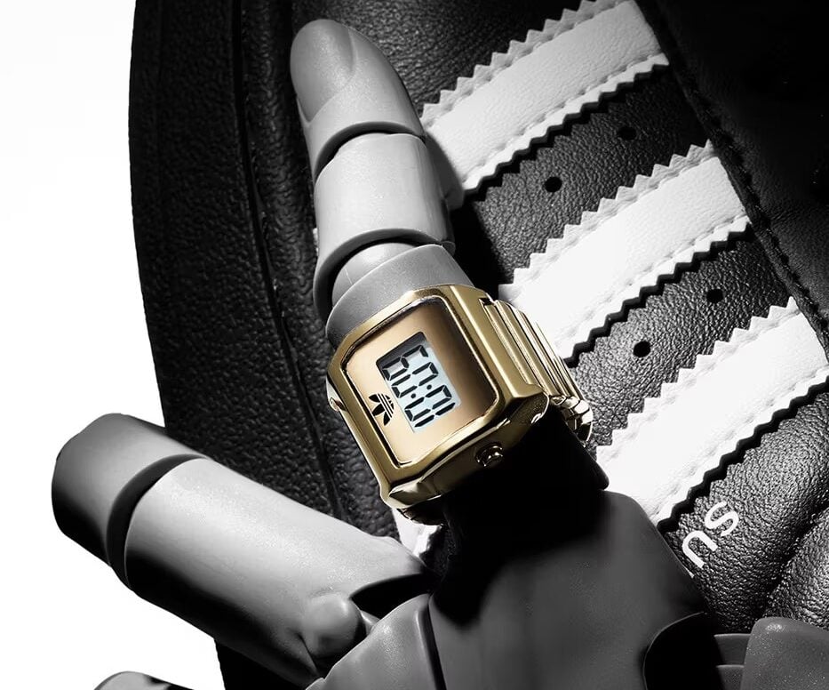 Svolta tech di Adidas: arriva l&rsquo;orologio digitale ad anello che sembra venire dal futuro