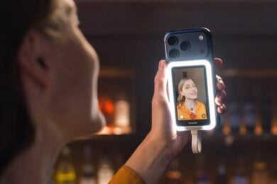 Selfie sempre perfetti: il mini-schermo Insta360 Snap cambia tutto