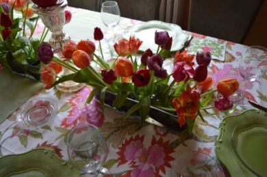 A maggio la tavola fiorisce. Stoviglie e tovaglie a tema portano in casa il profumo della primavera