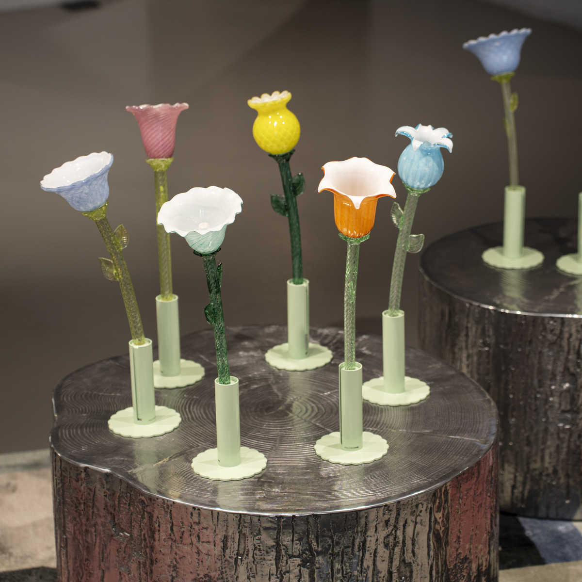 A maggio la tavola fiorisce. Stoviglie e tovaglie a tema portano in casa il profumo della primavera