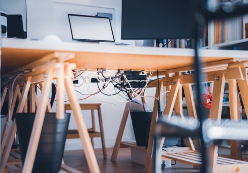 Come sistemare i cavi del computer per fare ordine in casa