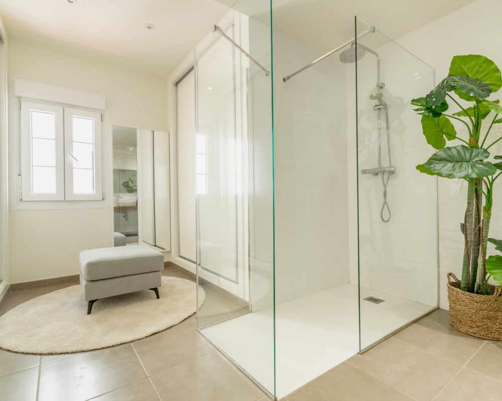 Box doccia in bagno moderno
