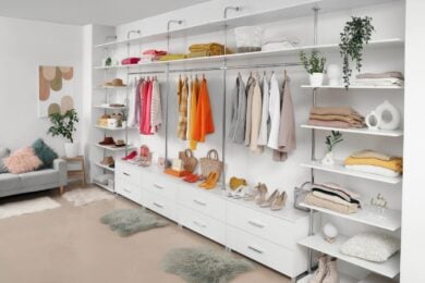 Sembra fatto su misura ma è un modello low cost: l’armadio che diventa un pezzo di design
