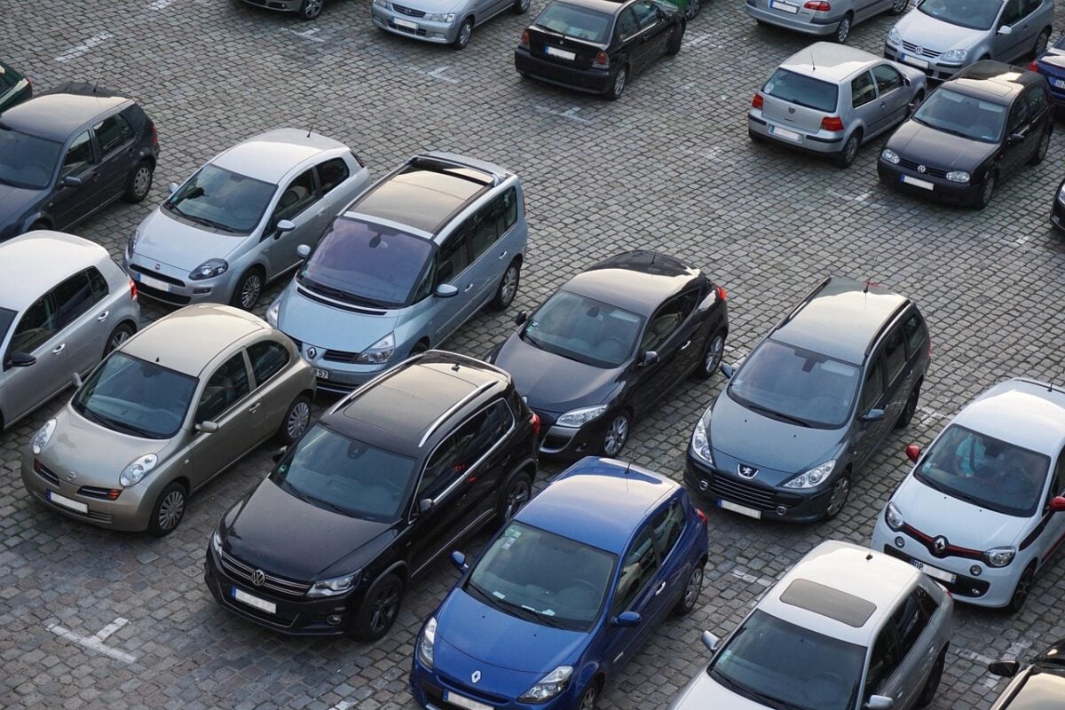 Privatizzazione del parcheggio libero davanti casa: come fare