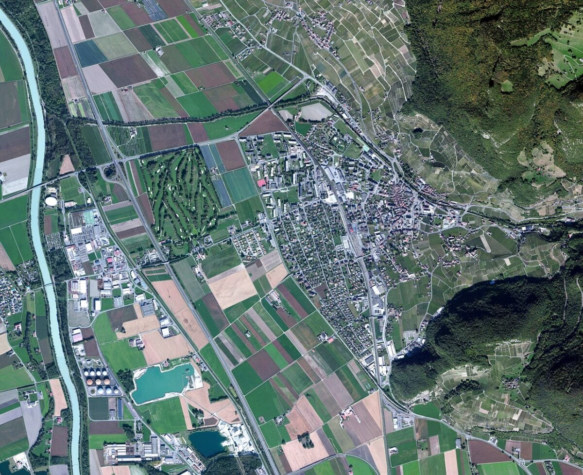 Google Earth denuncia gli abusi edilizi: attenzione ai satelliti Google Earth denuncia gli abusi edilizi: attenzione ai satelliti