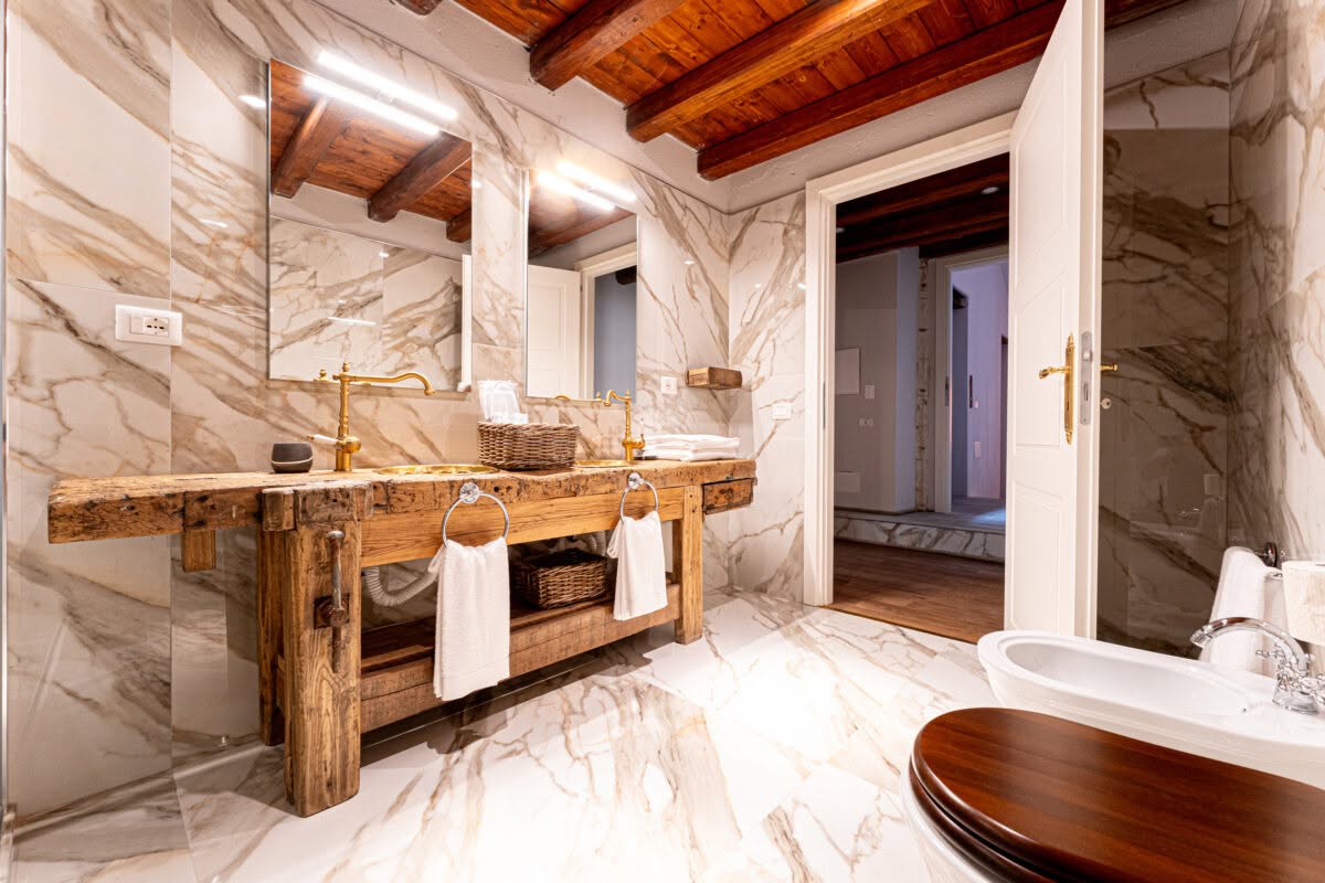 Quando i letti industriali in metallo diventano parte dell’architettura: il progetto del DH Lawrence Hotel in Sardegna