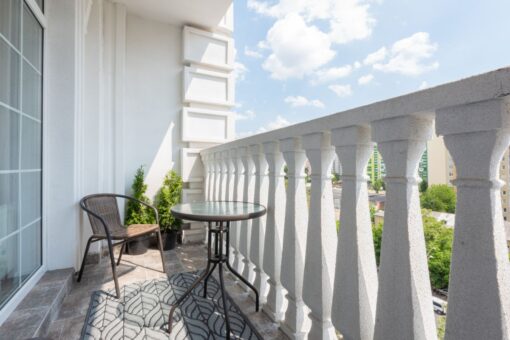 Come arredare un balcone lungo e stretto