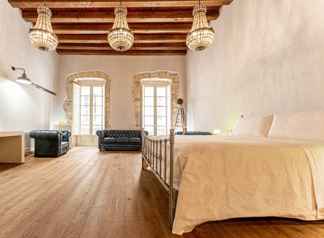 Quando i letti industriali in metallo diventano parte dell’architettura: il progetto del DH Lawrence Hotel in Sardegna