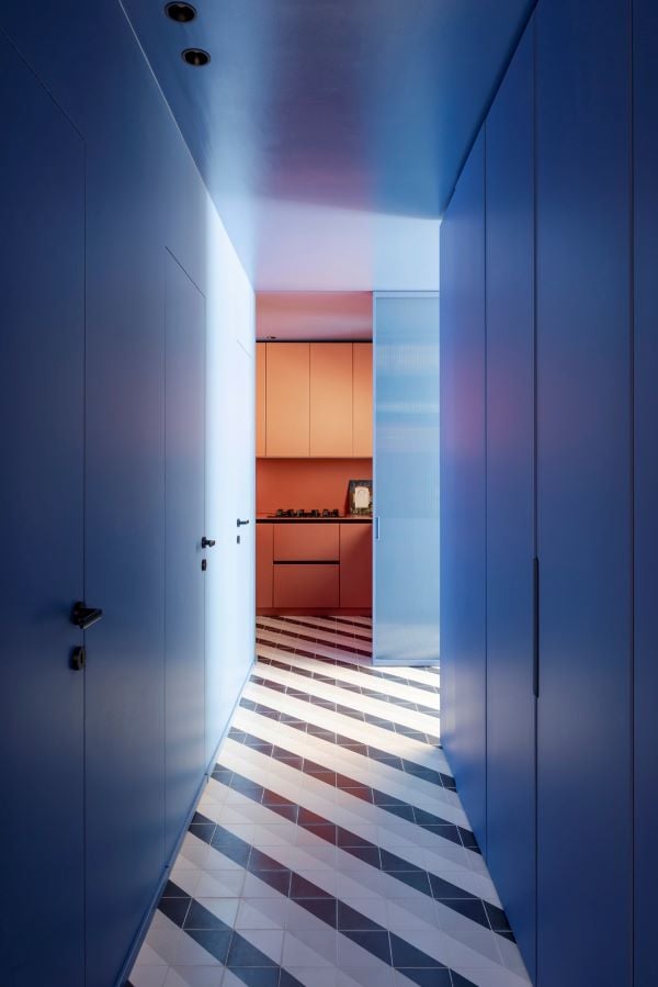 Questo appartamento milanese è una colorata matrioska contemporanea Questo appartamento milanese è una colorata matrioska contemporanea