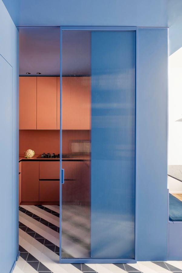 Questo appartamento milanese è una colorata matrioska contemporanea Questo appartamento milanese è una colorata matrioska contemporanea