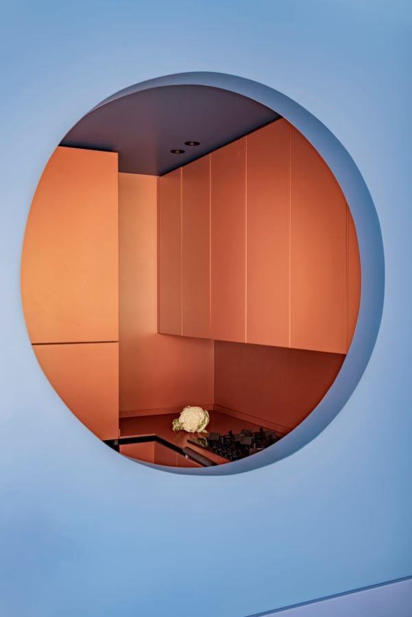 Questo appartamento milanese è una colorata matrioska contemporanea Questo appartamento milanese è una colorata matrioska contemporanea