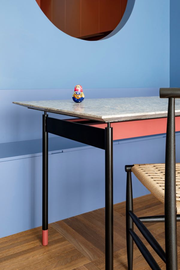 Questo appartamento milanese è una colorata matrioska contemporanea Questo appartamento milanese è una colorata matrioska contemporanea