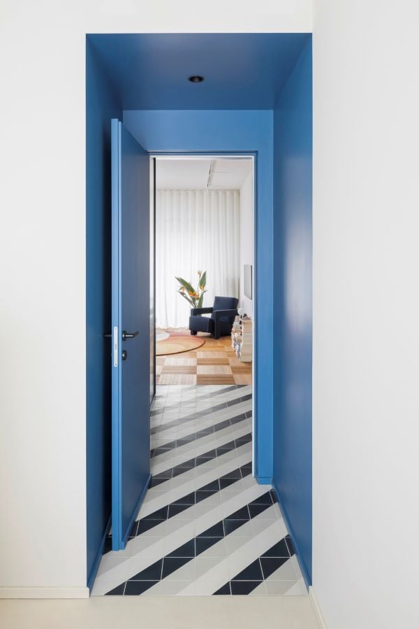 Questo appartamento milanese è una colorata matrioska contemporanea Questo appartamento milanese è una colorata matrioska contemporanea