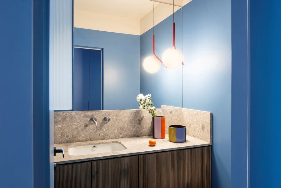 Questo appartamento milanese è una colorata matrioska contemporanea Questo appartamento milanese è una colorata matrioska contemporanea
