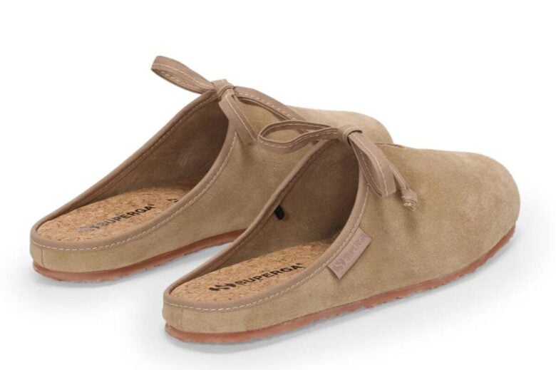 Arriva l’eleganza comfy delle ballerine mules Superga must have del 2026